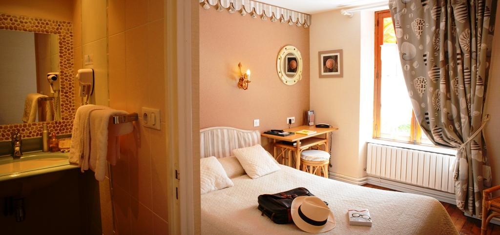 Logis Hotel Les Fuchsias Saint-Vaast-la-Hougue Εξωτερικό φωτογραφία