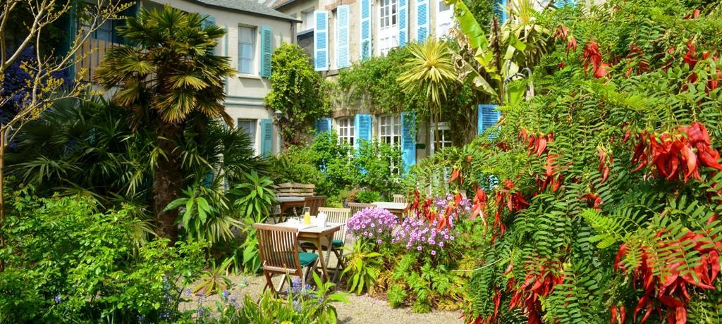 Logis Hotel Les Fuchsias Saint-Vaast-la-Hougue Εξωτερικό φωτογραφία
