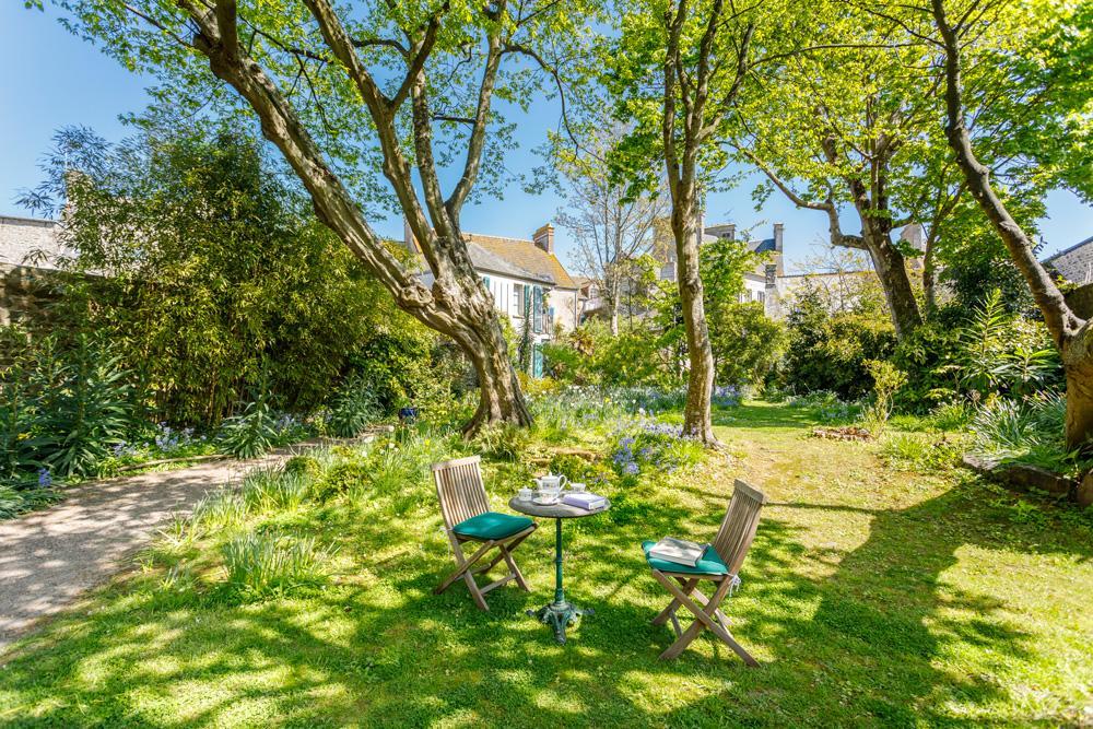 Logis Hotel Les Fuchsias Saint-Vaast-la-Hougue Εξωτερικό φωτογραφία