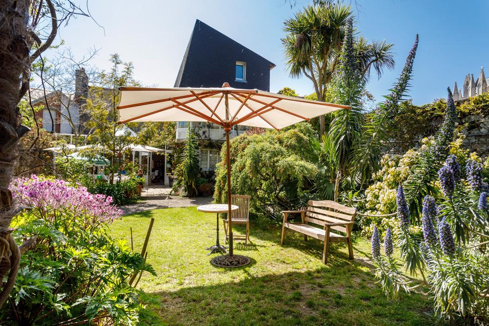 Logis Hotel Les Fuchsias Saint-Vaast-la-Hougue Εξωτερικό φωτογραφία